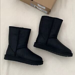 UGG Women's Classic Short Leather Boots - 6